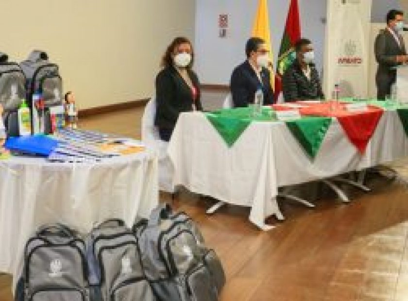 Municipalidad de Ambato entrega 2000 kits estudiantiles a la niñez y juventud de grupos vulnerables.