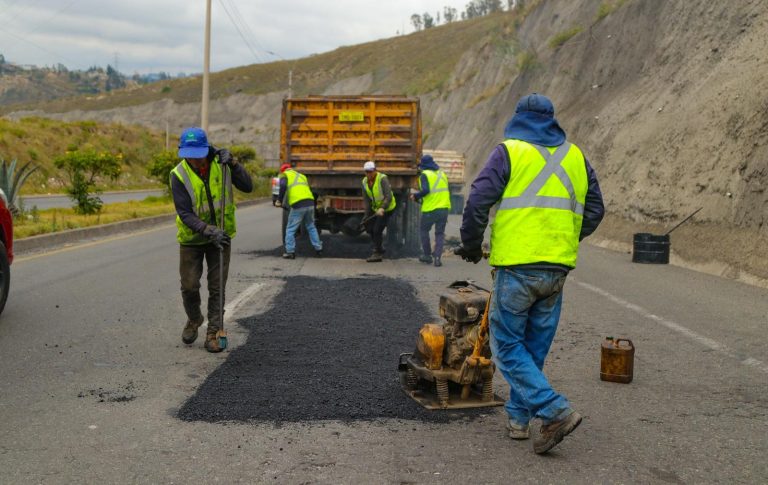 Municipalidad ejecuta bacheo asfáltico en el Paso Lateral