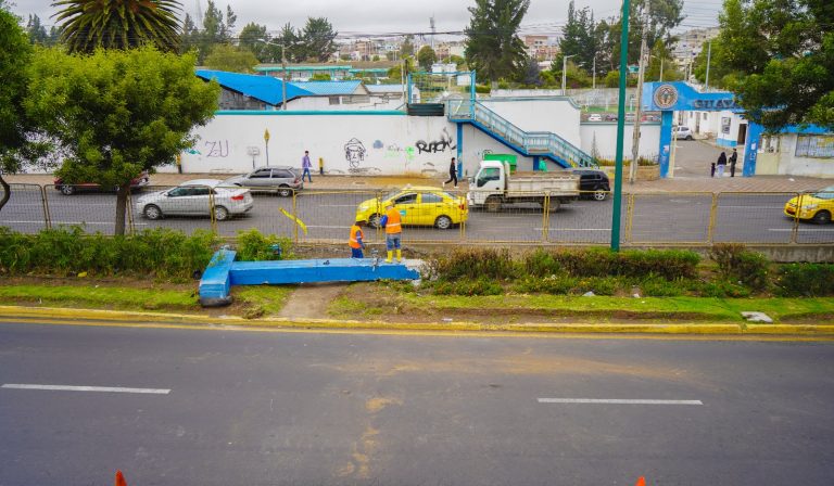 Mantenimiento de puentes peatonales refuerzan la seguridad