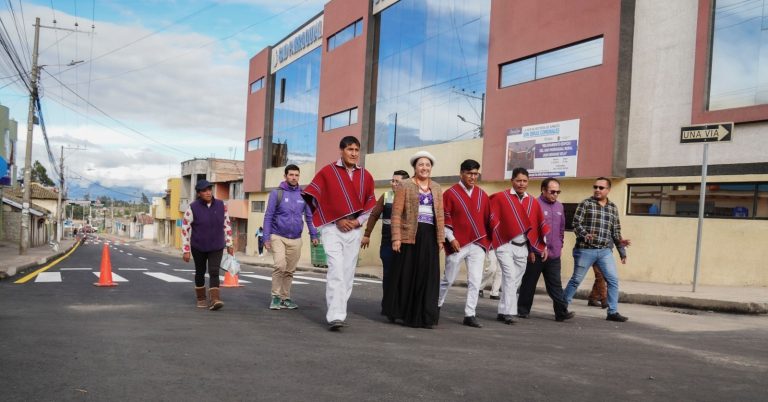 Alcaldesa Diana Caiza impulsa proyecto vial en Juan Benigno Vela