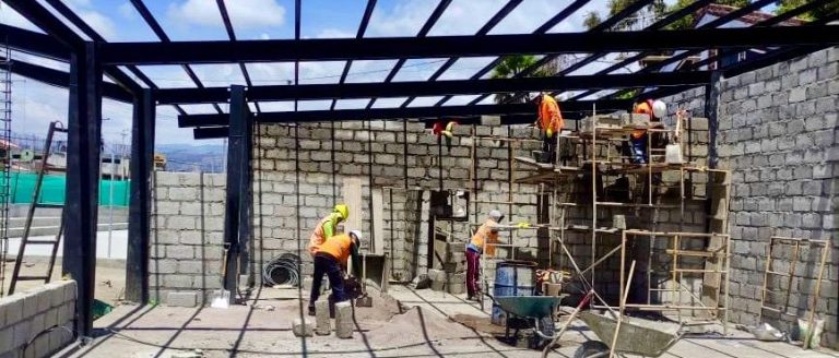 El Calvario con un moderno espacio comunal