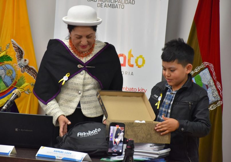 3.000 kits escolares entregados en Ambato