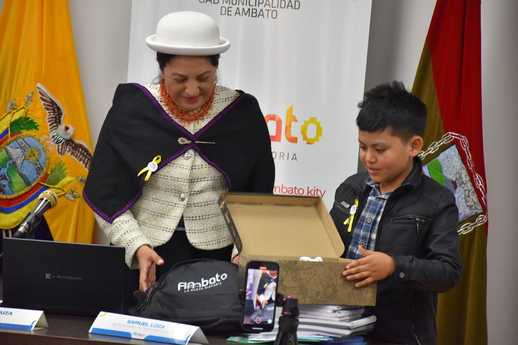 3.000 kits escolares entregados en Ambato