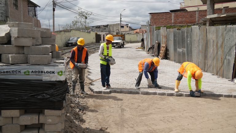 En minga se trabaja el adoquinado de la calle Haití