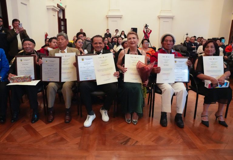 Ambato reconoce el legado cultural de artesanos y artistas