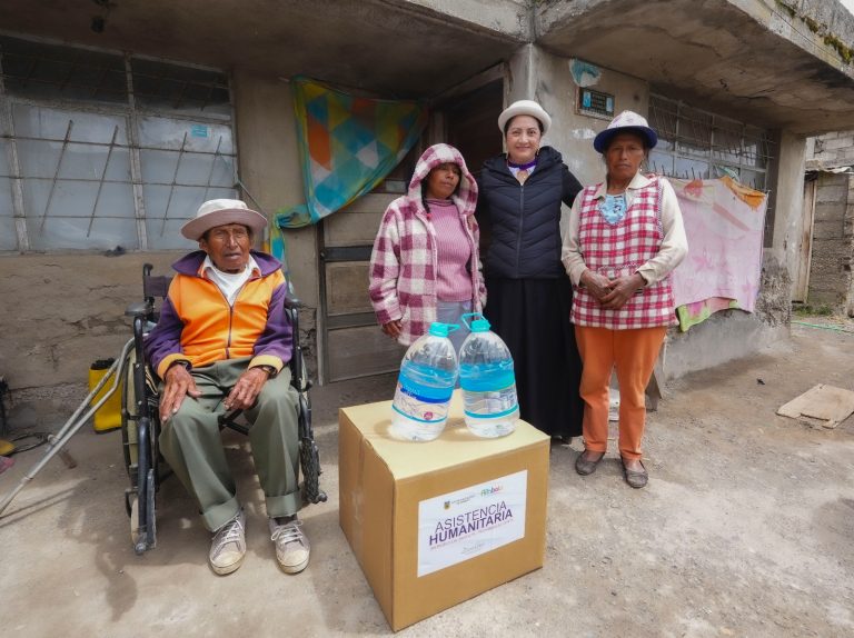 Alcaldesa entrega ayuda humanitaria en Unamuncho y Cunchibamba