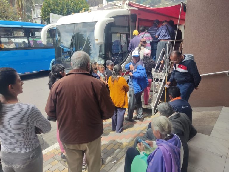 Cientos de ambateños pagan sus impuestos