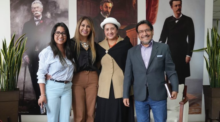 Ambato potencia el liderazgo femenino con alianzas estratégicas
