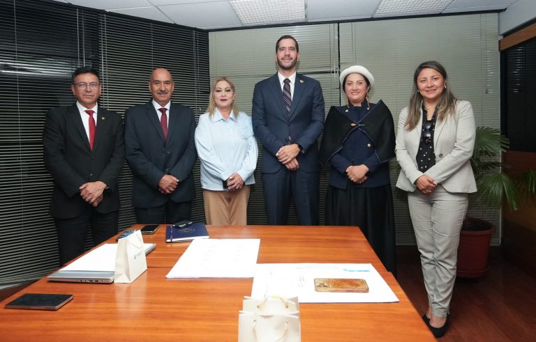Ministro de Transporte y Obras Públicas recibe a la alcaldesa Diana Caiza para revisar los avances de los proyectos de infraestructura en Ambato
