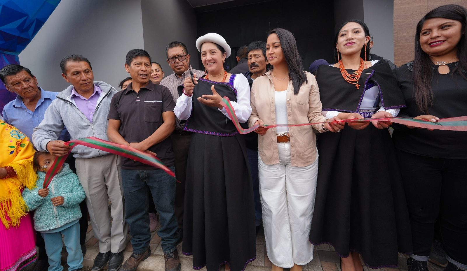 En un ambiente de música, aplausos, abrazos y sonrisas, los vecinos de Mollepamba expresaron su agradecimiento a la alcaldesa Diana Caiza por la construcción de la casa comunal. Esta obra, que por años fue un sueño para la comunidad, ahora se convierte en un espacio fundamental para la convivencia y el desarrollo local.