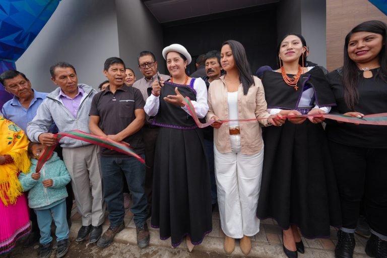 En un ambiente de música, aplausos, abrazos y sonrisas, los vecinos de Mollepamba expresaron su agradecimiento a la alcaldesa Diana Caiza por la construcción de la casa comunal. Esta obra, que por años fue un sueño para la comunidad, ahora se convierte en un espacio fundamental para la convivencia y el desarrollo local.