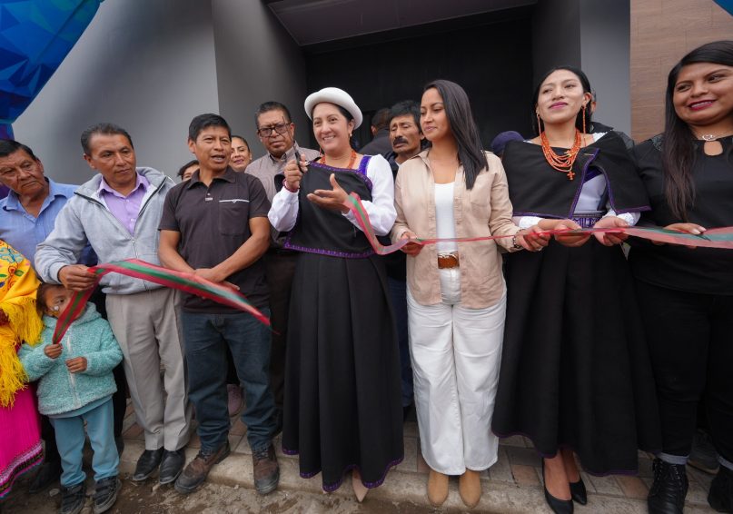 En un ambiente de música, aplausos, abrazos y sonrisas, los vecinos de Mollepamba expresaron su agradecimiento a la alcaldesa Diana Caiza por la construcción de la casa comunal. Esta obra, que por años fue un sueño para la comunidad, ahora se convierte en un espacio fundamental para la convivencia y el desarrollo local.