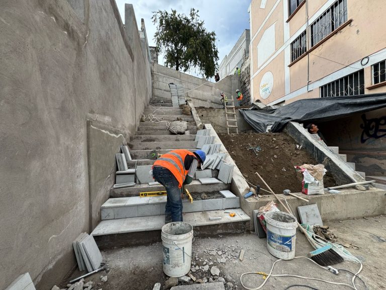 La remodelación de las escalinatas que conectan la Calle Puerto de Palos con la Calle Orellana continúa avanzando satisfactoriamente, alcanzando un 85% de ejecución. Con una inversión de 125.500, esta obra tiene como objetivo mejorar la infraestructura urbana para beneficio de la comunidad, promoviendo el acceso seguro y cómodo entre diferentes niveles de la ciudad.