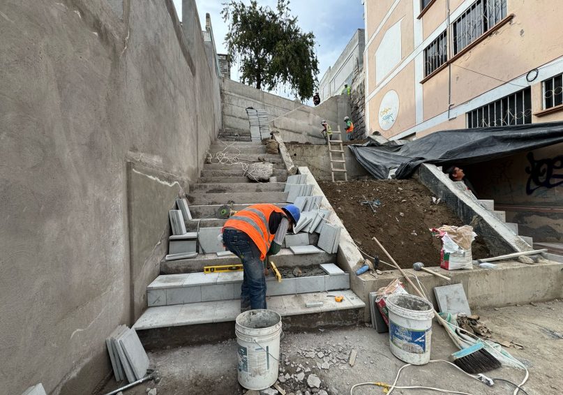 La remodelación de las escalinatas que conectan la Calle Puerto de Palos con la Calle Orellana continúa avanzando satisfactoriamente, alcanzando un 85% de ejecución. Con una inversión de 125.500, esta obra tiene como objetivo mejorar la infraestructura urbana para beneficio de la comunidad, promoviendo el acceso seguro y cómodo entre diferentes niveles de la ciudad.