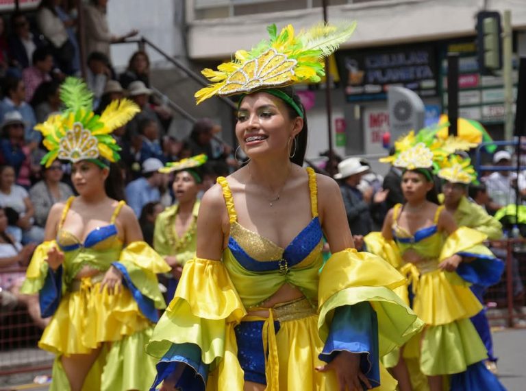 Explosión de Color, Alegría y Tradición en el Desfile de la Fruta y de las Flores 2025
