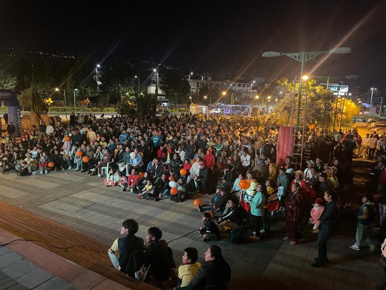 AMBATO VIVE LA PASIÓN DEL FÚTBOL CON PANTALLA GIGANTE Y FERIA DE EMPRENDEDORES