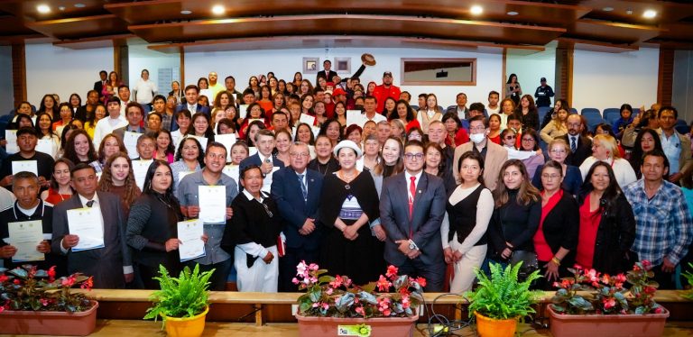 AMBATO IMPULSA EL FUTURO EMPRENDEDOR CON FORMACIÓN, GRADUACIÓN Y TECNOLOGÍA AL SERVICIO DE LOS NEGOCIOS