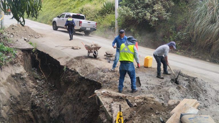 GAD MUNICIPAL DE AMBATO INTERVIENE TALUD AFECTADO POR LLUVIAS EN LA CALLE POMARROSAS