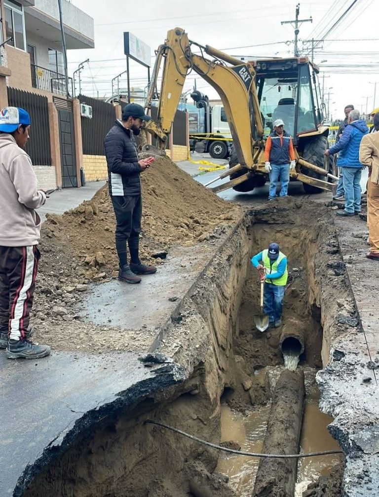 Socavón en ciudadela España: Municipio de Ambato actúa con rapidez para garantizar seguridad ciudadana