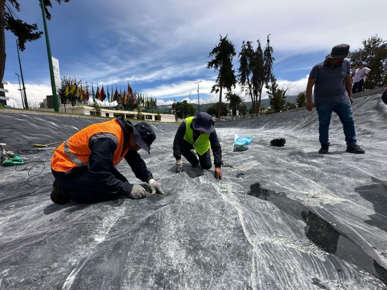 GEOMEMBRANA Y PILETAS DEL PARQUE LA LAGUNA SON REPARADAS TRAS DAÑOS POR MAL USO Y VANDALISMO