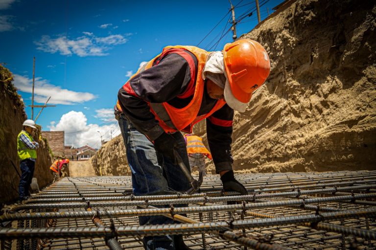 AMBATO EJECUTA OBRA EN EL BARRIO JORDÁN: AVANCE DEL 30% EN LA REHABILITACIÓN INTEGRAL DE LA CALLE ROGELIO RAMOS