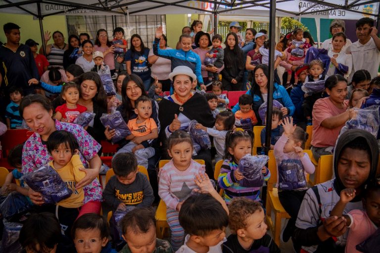 NIÑEZ PROTEGIDA Y FELIZ: MUNICIPIO Y MIES ENTREGAN UNIFORMES EN 9 CDI DE AMBATO