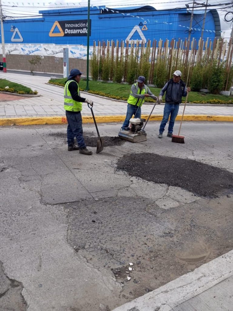 MUNICIPIO DE AMBATO REALIZA BACHEO TEMPORAL EN SECTORES ESTRATÉGICOS PARA MEJORAR LA MOVILIDAD URBANA.
