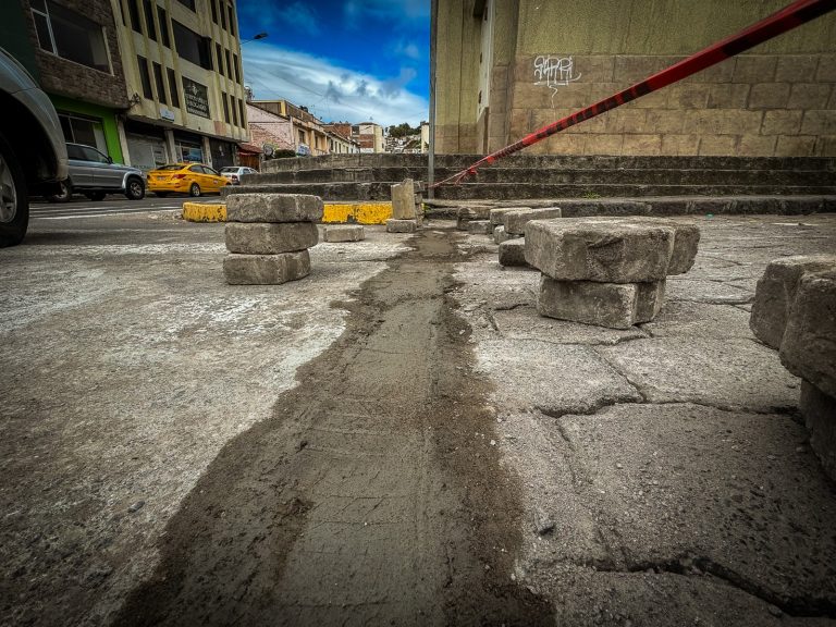 MUNICIPIO DE AMBATO ATENDIÓ EMERGENCIA VIAL EN LA CALLE SUCRE TRAS FUERTE COLAPSO POR LLUVIAS