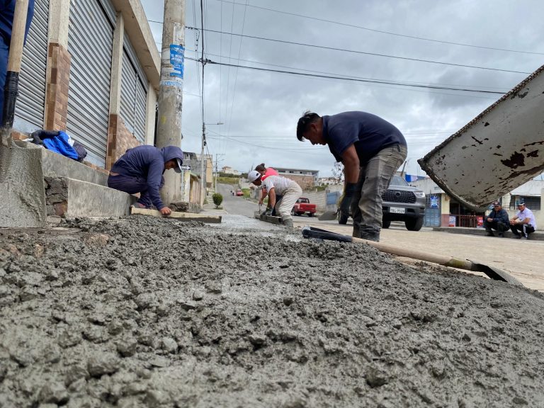 ACCIÓN CONJUNTA MEJORA ACERAS EN HUACHI GRANDE Y FORTALECE EL COMPROMISO COMUNITARIO