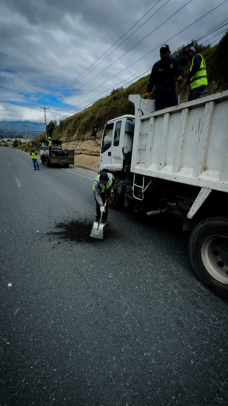 BACHEO EMERGENTE EN EL PASO LATERAL NORTE MEJORA SEGURIDAD VIAL EN AMBATO