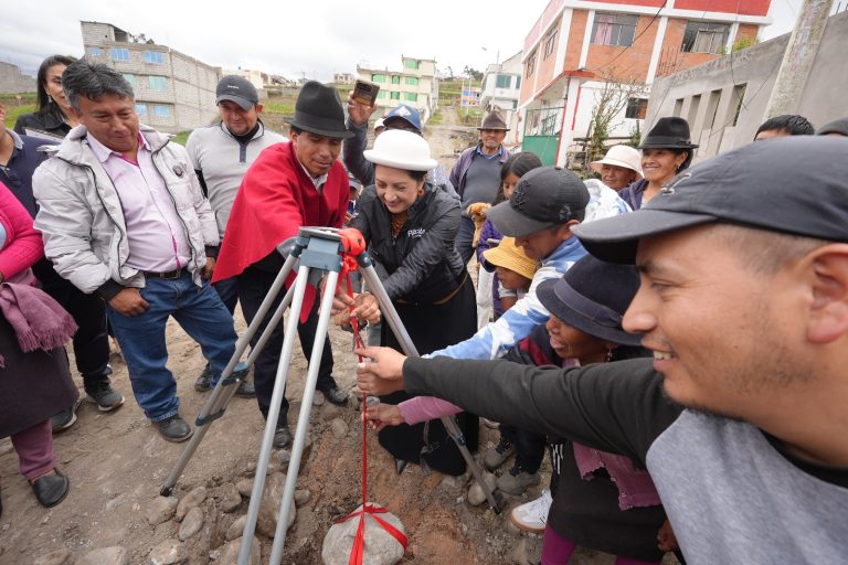 INICIA ASFALTADO DE CALLE LA CUARTA EN QUISAPINCHA