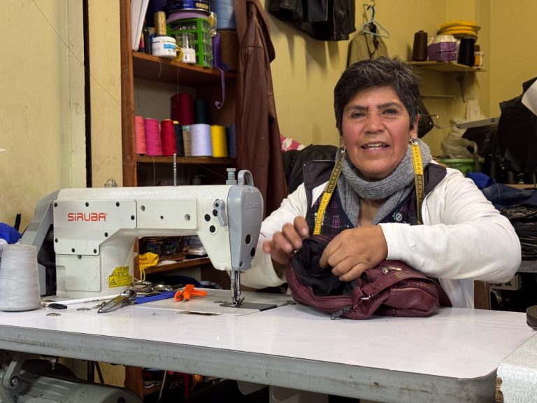 CONFECCIONISTAS DEL C.C. ARTESANAL AJUSTAN UNIFORMES AL INSTANTE