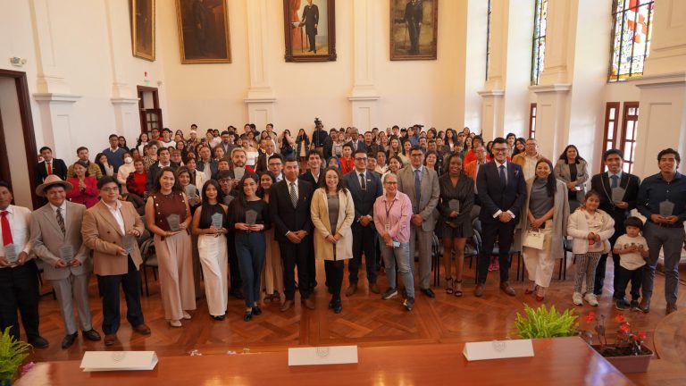 JÓVENES AMBATEÑOS RECIBEN HOMENAJE EN SESIÓN SOLEMNE CONMEMORATIVA