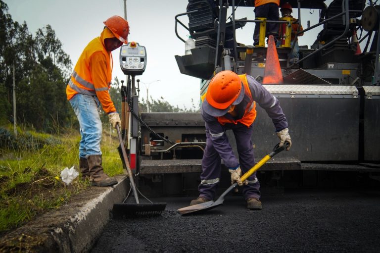 REANUDAN LABORES DE BACHEO CON PROVISIÓN DE MEZCLA ASFÁLTICA EN AMBATO