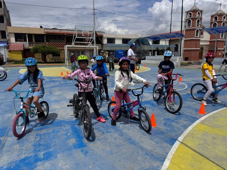 “AMBATO EN BICI” RECORRE PARROQUIAS RURALES CON EDUCACIÓN VIAL