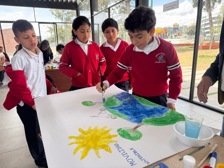 ESTUDIANTES PINTAN LA MOVILIDAD SOSTENIBLE EN AMBATO