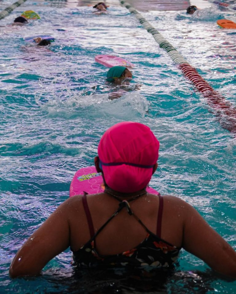 FESTIVAL DE NATACIÓN 2025 INVITA A ADULTOS MAYORES DE 40 AÑOS