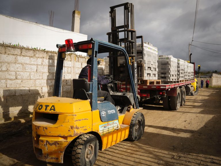 BARRIO LA MERCED EN JUAN BENIGNO VELA RECIBE ATENCIÓN EN OBRA VIAL