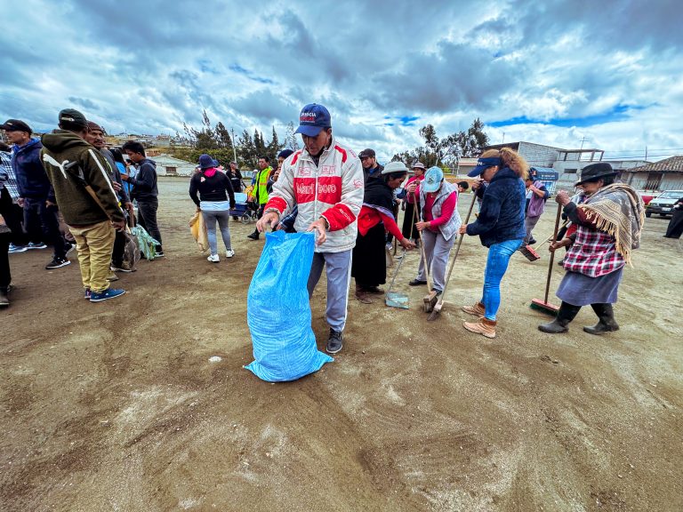 COMERCIANTES REALIZAN JORNADA DE LIMPIEZA Y DESINFECCIÓN EN EL ESTADIO DE TERREMOTO