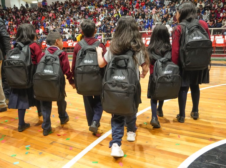 5.000 ESTUDIANTES RECIBIERON KITS ESCOLARES EN AMBATO