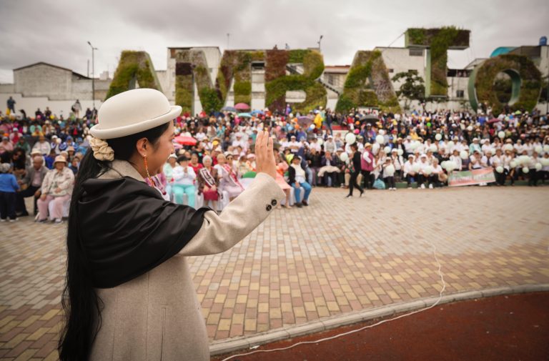 ADULTOS MAYORES CELEBRARON SU DÍA EN EL PARQUE DE LAS FLORES