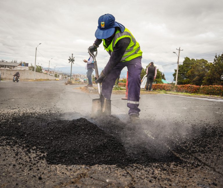 INICIA SEMANA DE BACHEO Y MEJORAMIENTO VIAL EN AMBATO