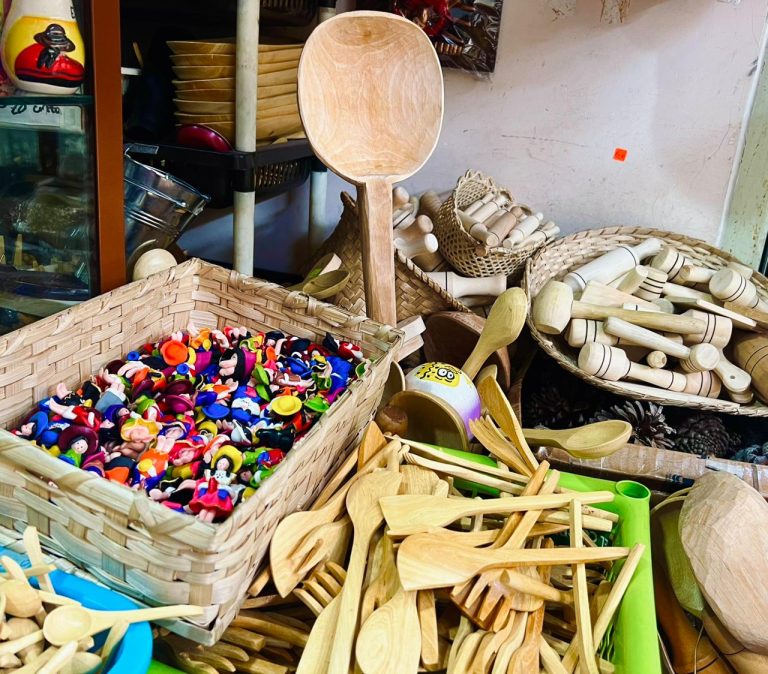 FERIA DE FINADOS LLENA DE COLOR EL MERCADO ARTESANAL