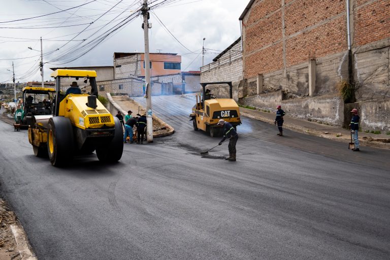 FASE FINAL DE ASFALTADO TRANSFORMA CALLES DE HUACHI CHICO