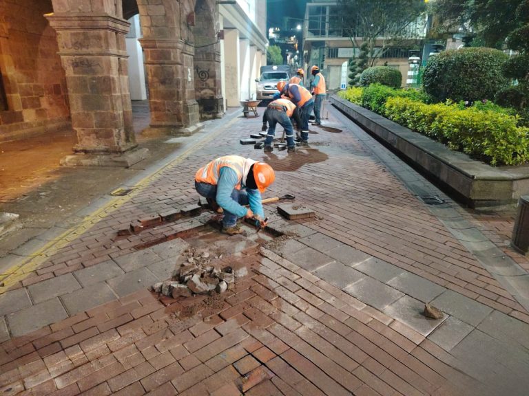 TRABAJO PERMANENTE DE CONSERVACIÓN VIAL EMBELLECE LA CIUDAD RUMBO AL 12 DE NOVIEMBRE
