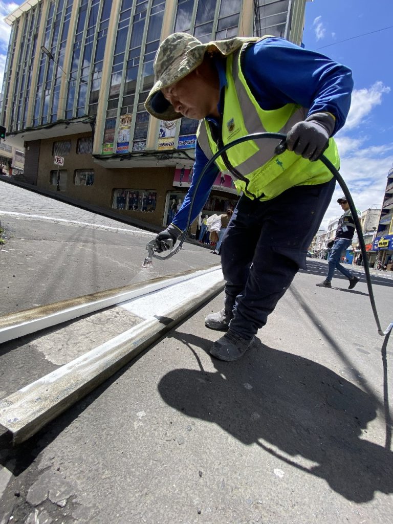SEÑALIZACIÓN VIAL REFUERZA LA SEGURIDAD PEATONAL EN LA AVENIDA CEVALLOS