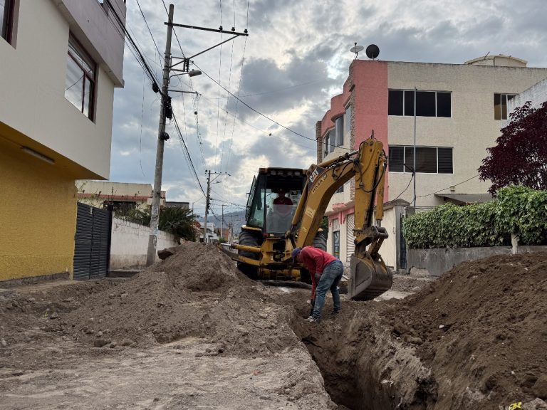 AVANZA LA INTERVENCIÓN VIAL EN LA CALLE HUGO VALENCIA DE ATAHUALPA