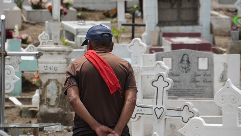 AMBATO RECUERDA LA MEMORIA DE SUS SERES QUERIDOS EN EL DÍA DE LOS FIELES DIFUNTOS