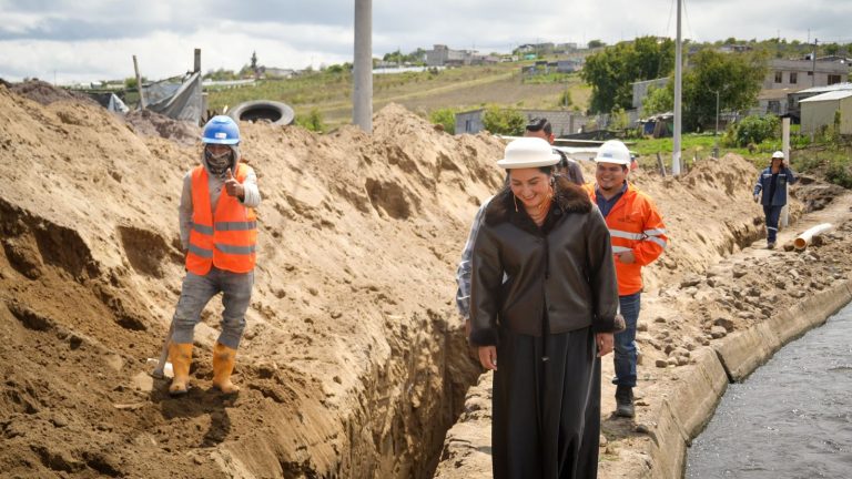 SERVICIOS BÁSICOS AVANZAN EN HUACHI GRANDE