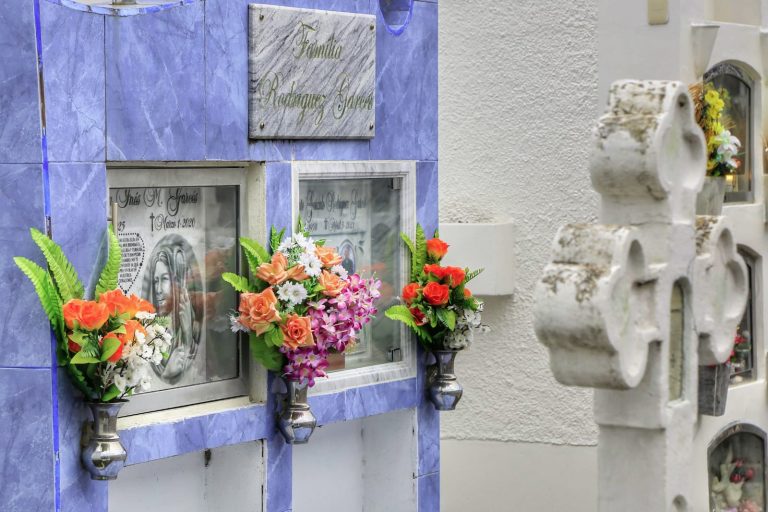 CEMENTERIOS DE AMBATO SE CONVIERTEN EN ESPACIOS DE ENCUENTRO Y ORACIÓN